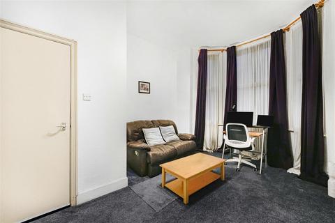 1 bedroom flat for sale, Courcy Road, London N8