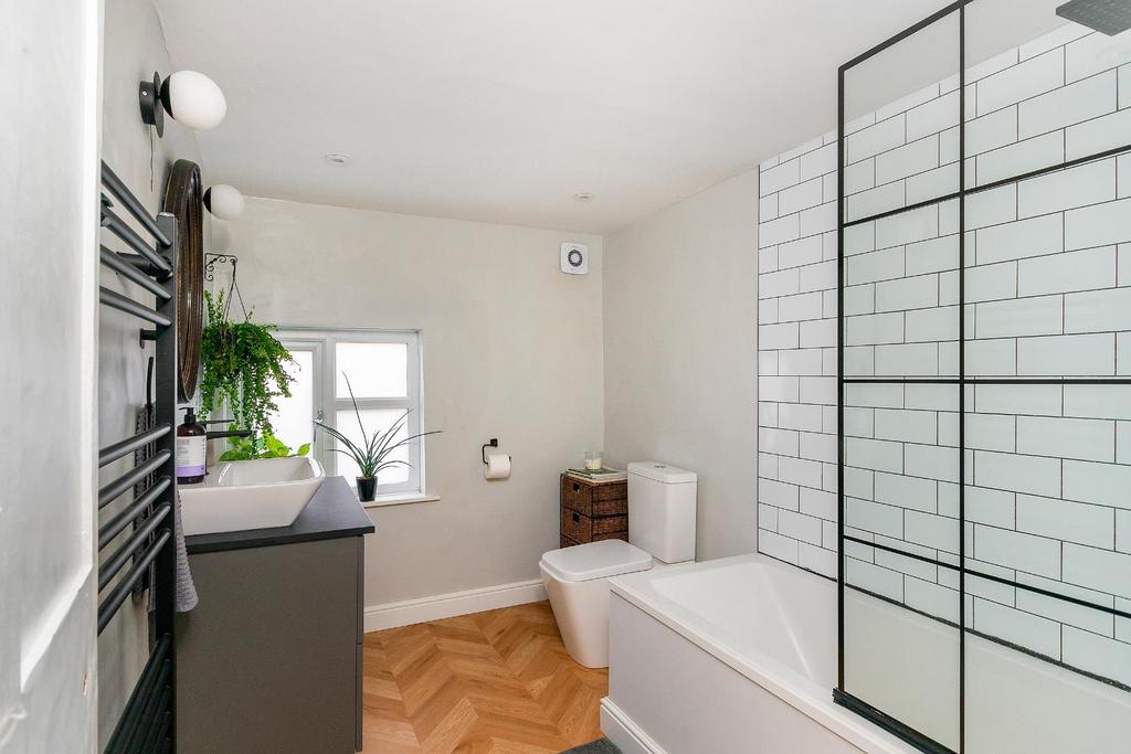 4 C2 SEN - Ensuite G.jpg