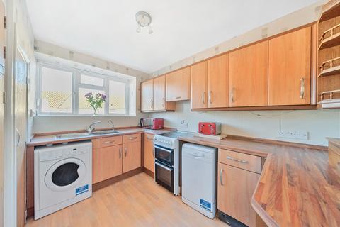 2 bedroom flat for sale, Grosvenor Court, Guildford, GU4