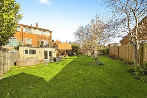 11 Gaveston Close, Warwick, CV34 5HR