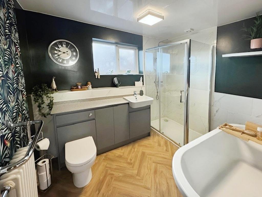 37fca104-Bathroom.jpg