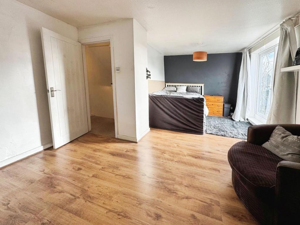 2382558b-bedroomliving.jpg