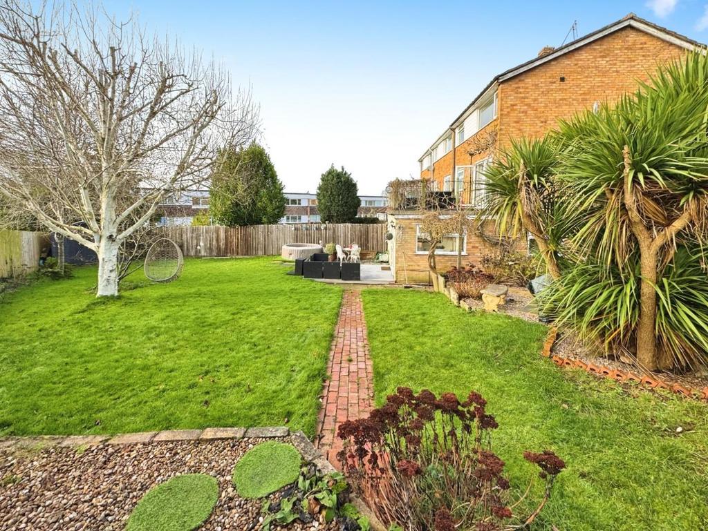 E4d9bd37-garden.jpg