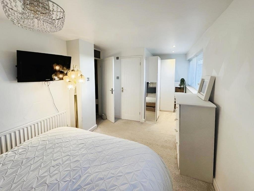 C1aa96de-Bedroom1.jpg