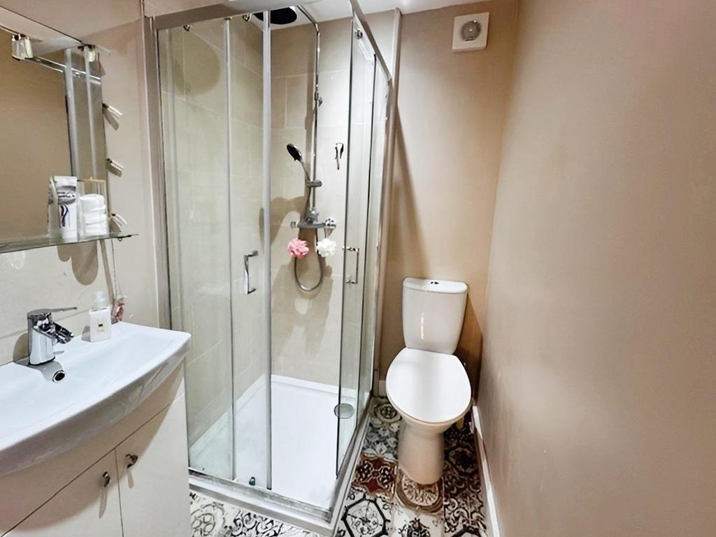 9400ba92-En-Suite.jpg