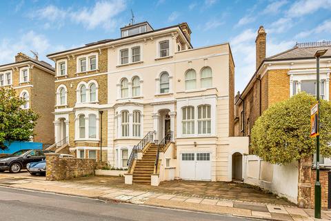 3 bedroom flat for sale, Kings Road, Richmond, TW10