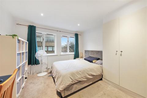 2 bedroom flat for sale, Falcon Road, SW11