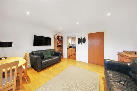 2 bedroom flat for sale, Falcon Road, SW11