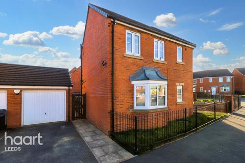 4 bedroom detached house for sale, Swarcliffe Avenue, Leeds