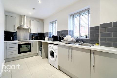 2 bedroom apartment for sale, Elizabeth Court, Wakefield