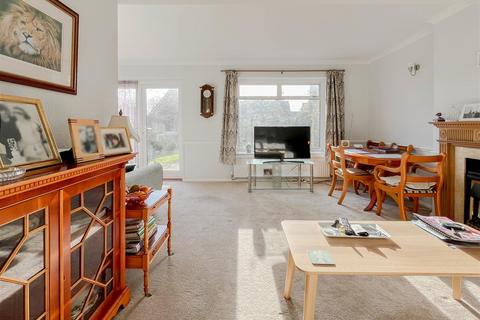 16 Maple Way, Burnham-on-crouch, CM0 8DE