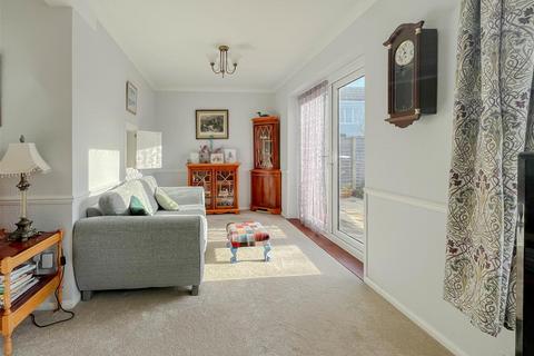 16 Maple Way, Burnham-on-crouch, CM0 8DE