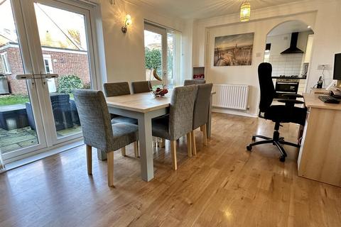 44 Fairwater Crescent, Alcester, B49 6RB