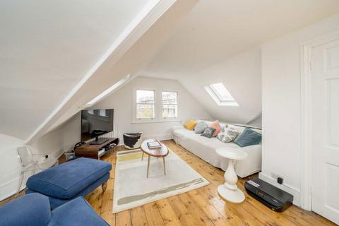 2 bedroom flat for sale, Lavender Gardens, London SW11