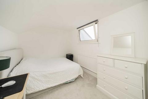 2 bedroom flat for sale, Lavender Gardens, London SW11