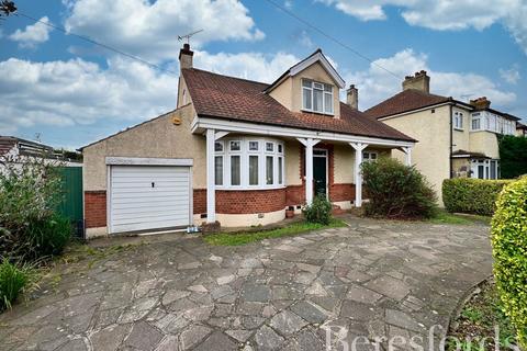 4 bedroom bungalow for sale, Wingletye Lane, Hornchurch, RM11