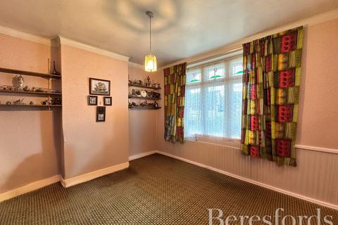 4 bedroom bungalow for sale, Wingletye Lane, Hornchurch, RM11