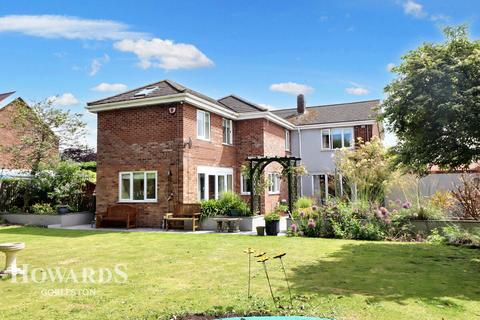 5 bedroom detached house for sale, Lowestoft Road, Gorleston