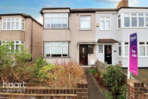 3 bedroom end of terrace house for sale, Dorrington Gardens, Hornchurch