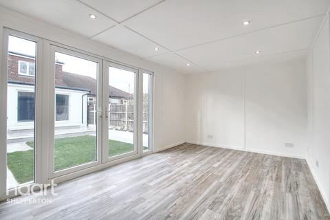 70 Vicarage Road, Sunbury-on-thames, TW16 7QH