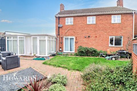 4 bedroom detached house for sale, Beccles Road, Bradwell