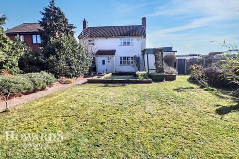 4 bedroom detached house for sale, Beccles Road, Bradwell