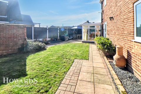 4 bedroom detached house for sale, Beccles Road, Bradwell