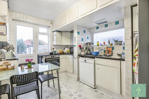 3 bedroom semi-detached house for sale, Farmleigh, London, N14