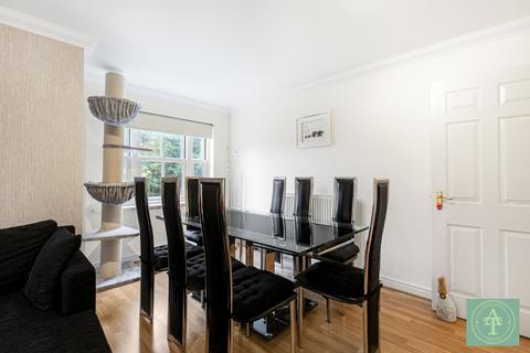 3 bedroom flat for sale, Newsholme Drive, London, N21