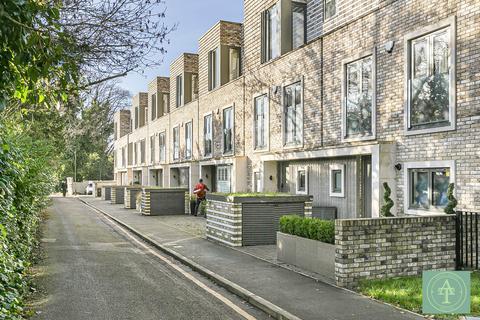 4 bedroom terraced house for sale, Blagdens Lane, London, N14