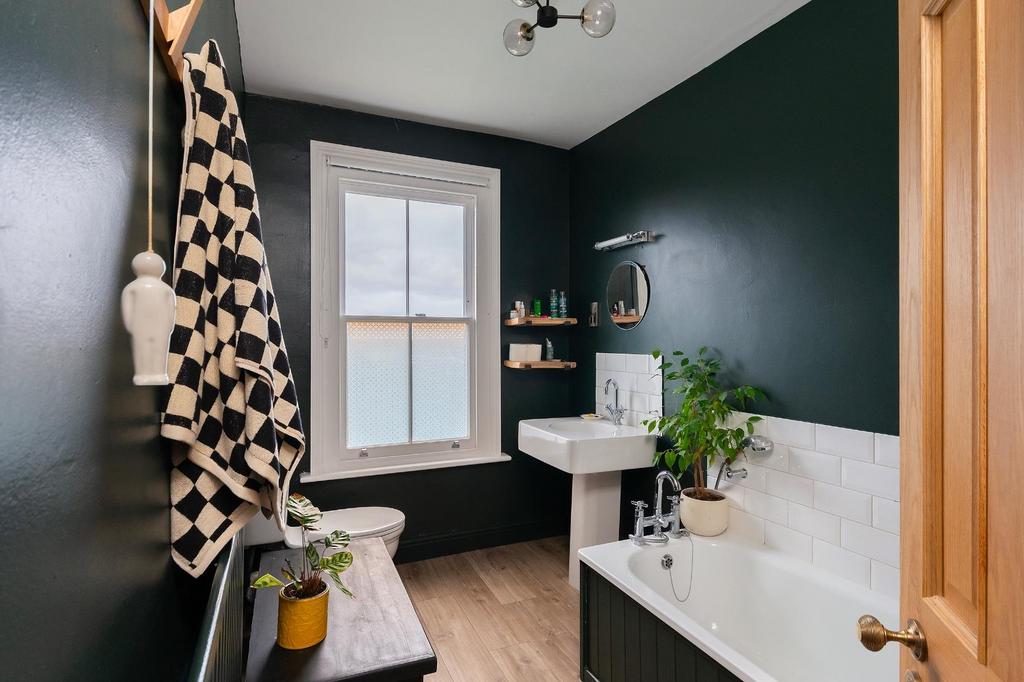 1 S3 R9 KE - Bathroom B.jpg