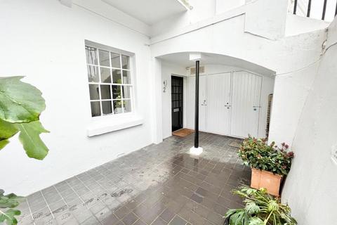 2 bedroom flat to rent, 24 Lewes Crescent, Brighton BN2