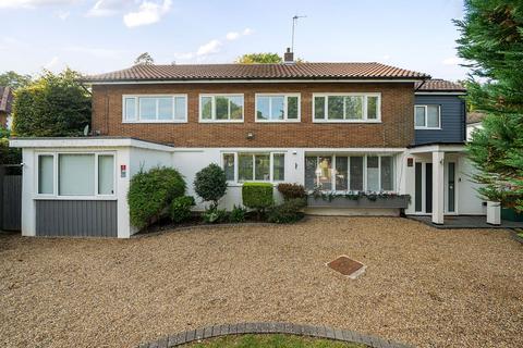 4 bedroom detached house for sale, Harestone Valley Road, Caterham CR3