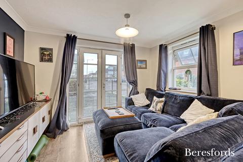 16 Rawlyn Close, Chafford Hundred, Grays, RM16 6BS