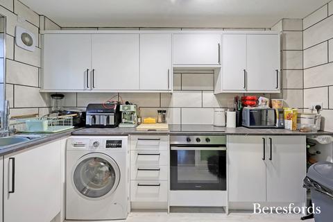16 Rawlyn Close, Chafford Hundred, Grays, RM16 6BS