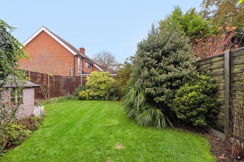 17b Thornton Crescent, Coulsdon, CR5 1LJ