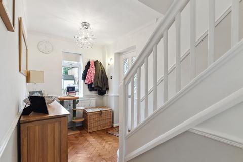 17b Thornton Crescent, Coulsdon, CR5 1LJ