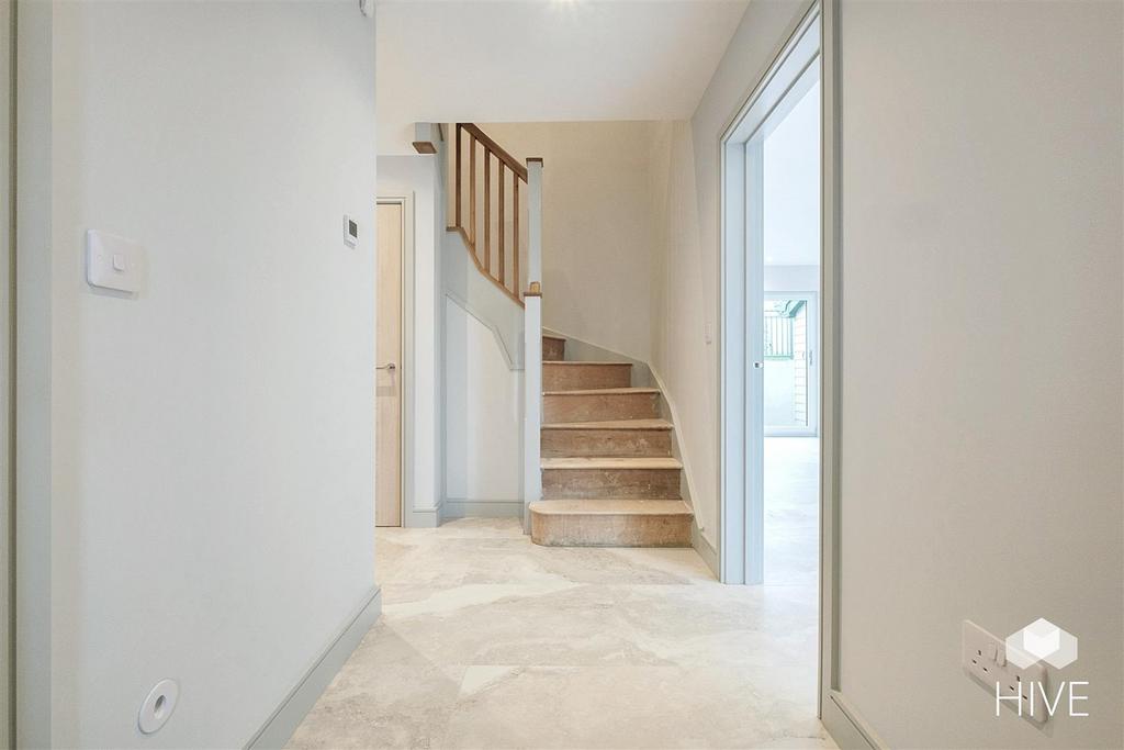 Spacious entrance hall with WC