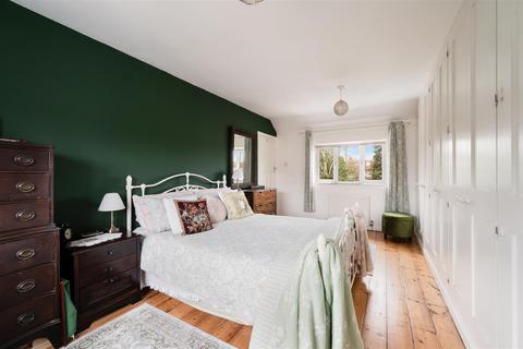 22 Parkhurst, Epsom, KT19 8QZ