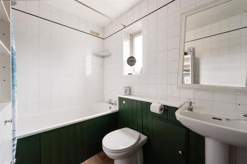 22 Parkhurst, Epsom, KT19 8QZ