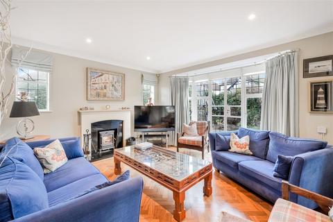 10 Cedar Hill, Epsom, KT18 7BP