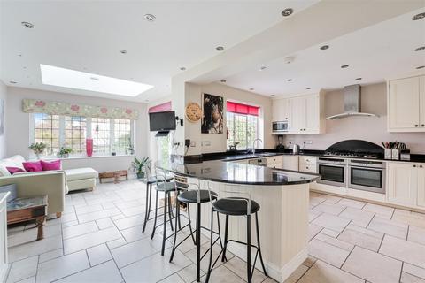 10 Cedar Hill, Epsom, KT18 7BP