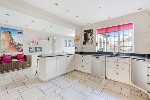 10 Cedar Hill, Epsom, KT18 7BP