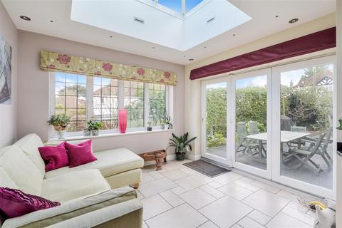 10 Cedar Hill, Epsom, KT18 7BP