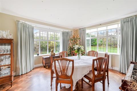 10 Cedar Hill, Epsom, KT18 7BP