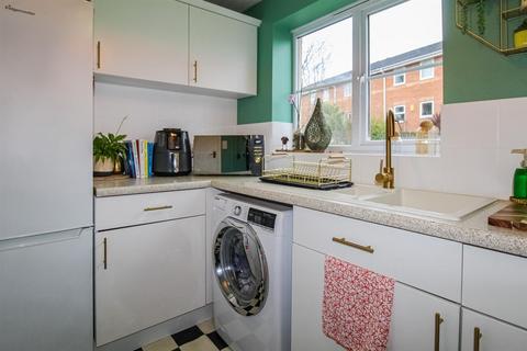 2 bedroom flat for sale, Weavers Chase, Wakefield WF2