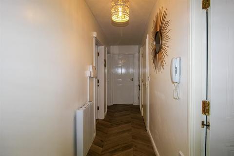 2 bedroom flat for sale, Weavers Chase, Wakefield WF2