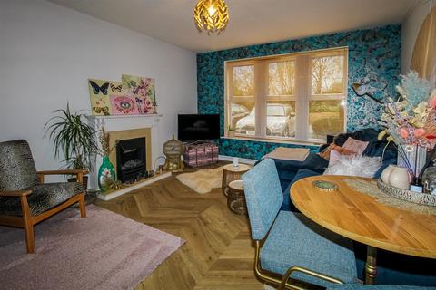 2 bedroom flat for sale, Weavers Chase, Wakefield WF2