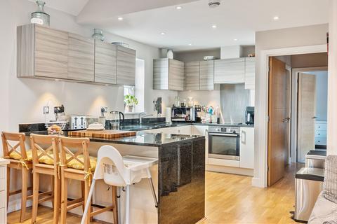 24 Oakgrove, Caterham, CR3 5WE
