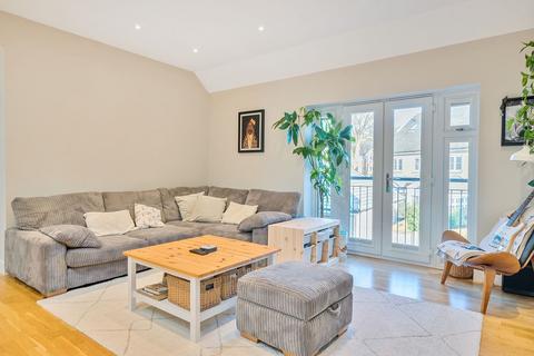 24 Oakgrove, Caterham, CR3 5WE